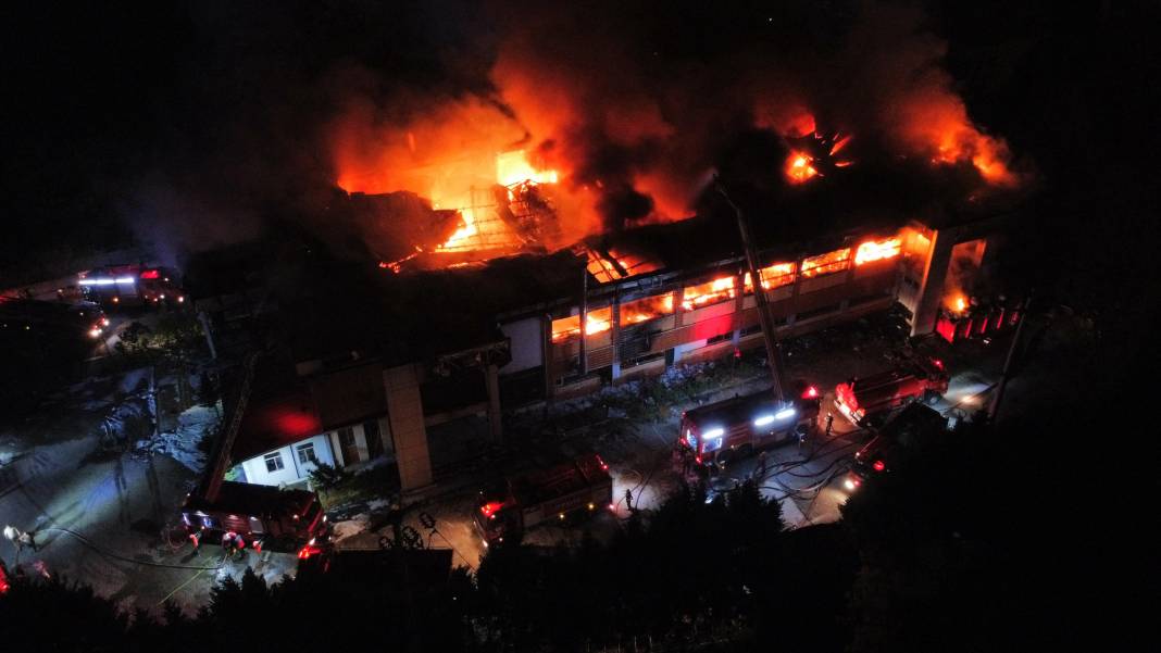 Sakarya’da kozmetik fabrikasında yangın 32